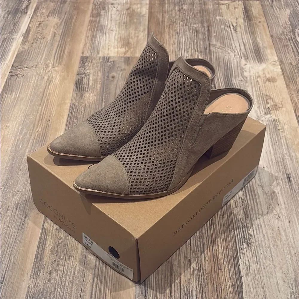 Coconuts by Matisse Call It Taupe slip on heeled mule SZ 8.5